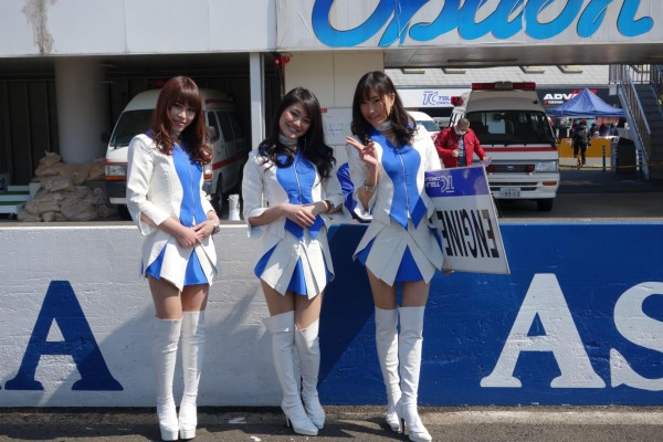 スタートするまでピットレーン脇にいてくれるとうれしいかも