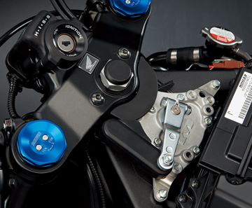 小型・軽量の電子制御方式の油圧ステアリングダンパー、HESD(Honda Electronic Steering Damper)。車速と加速度をセンサーが感知してECUでダンパーの減衰特性を制御することで、低速走行時には軽快な取りまわしを可能とし、高速走行時では路面からの外乱を抑え、安心感の高いハンドリングを実現する。