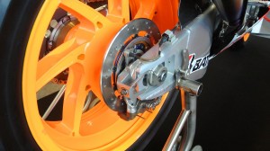 マルケスとペドロサの接触により、切断したトラクションコントロールケーブルのアップ