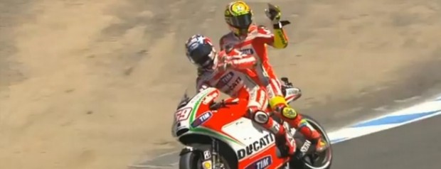 ヘイデンが前乗りで、ロッシが後乗りの図