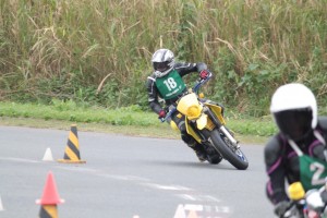 このライダーの左肘は後乗りの証