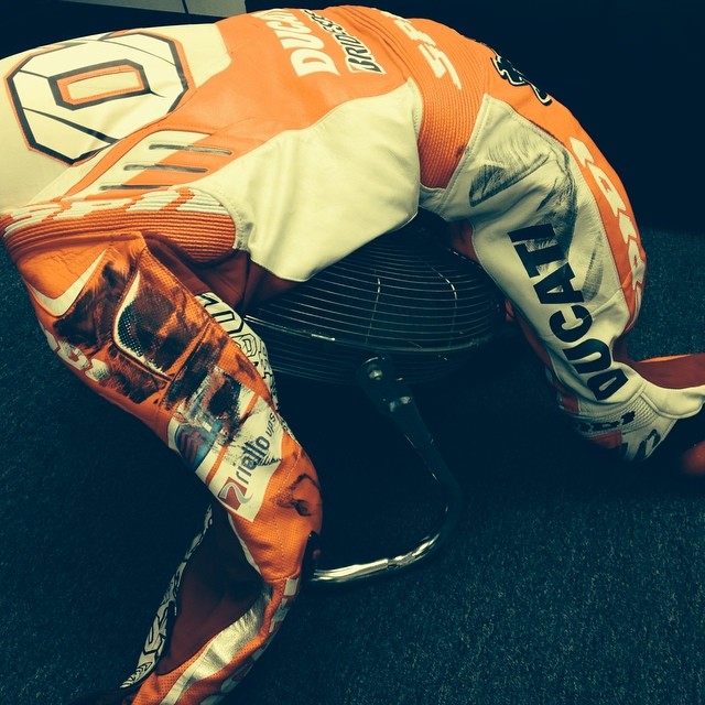 インディアナポリス決勝のロッシのタイヤ痕（ライダーはこの中に入っていません！）