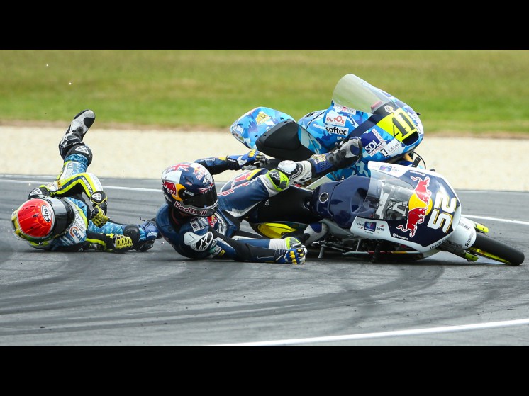 moto3_moto3_action_ch02_slideshow