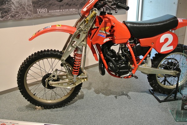 全日本選手権A-125で、無敵を誇ったマシン。フロントにダブルプロリンクを装着し、完成の域に達した。('81年全日本選手権第8戦 北海道優勝車 No.2 東福寺保雄)