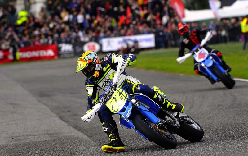 シッチ・スーパーモト・デーのマルコ・シモンチェリの追悼イベントでモタードに参加したロッシ