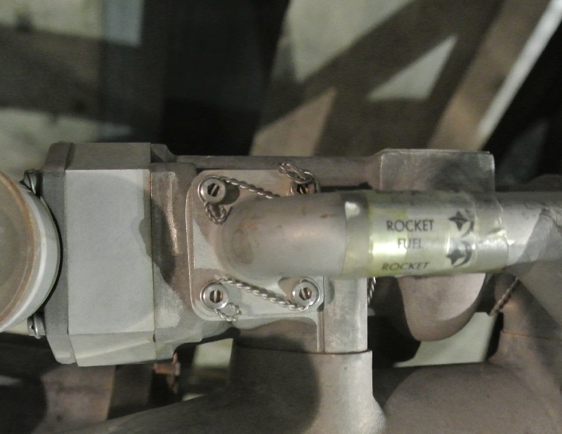 燃料菅周りのワイヤーロック　（宇宙博2014）