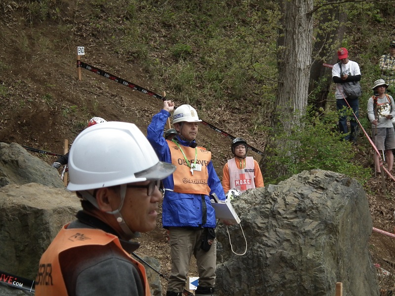 藤波が講義している間にセクションを離れ一人だけ青い防寒着を取りに行ってきたのが統括者。