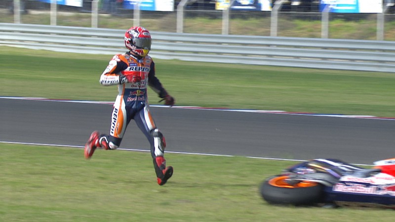 速い! 最近のレーシングスーツは動きやすいのでしょうね。