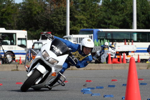 腕を伸ばし切ってはいけません。 格好悪くても肘はグリップよりも外側に!