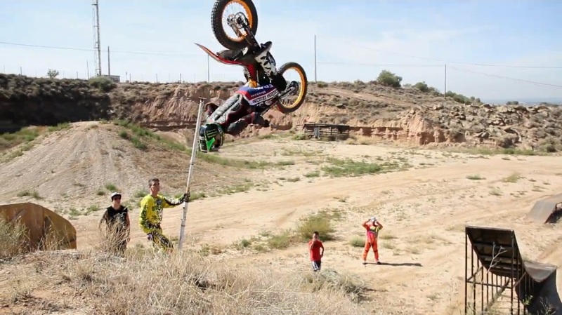 トニー・ボウのバックフリップ