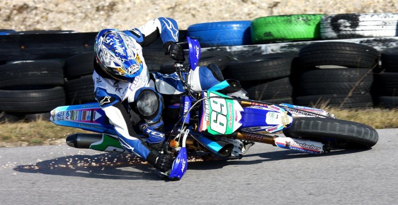 おまけ: モタードはハンドルにスライダーが必要! 足の処理が大変、体が固いとできない。外側の腕の肘の上がり具合が肝。