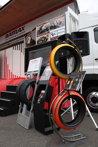 トレッド分割構造「3LC」を分かりやすく再現したカラータイヤ