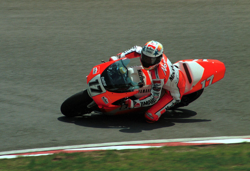 ノリック乗りの特徴の右手の抑え込み (© roadster)