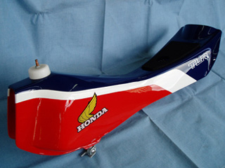 一体型のタンクとシートの例