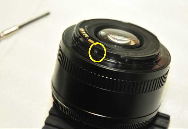 レンズの接合部を固定しているネジ2本を取り外します