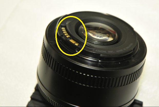 接合部を押し込んでボディと接触しないようにします