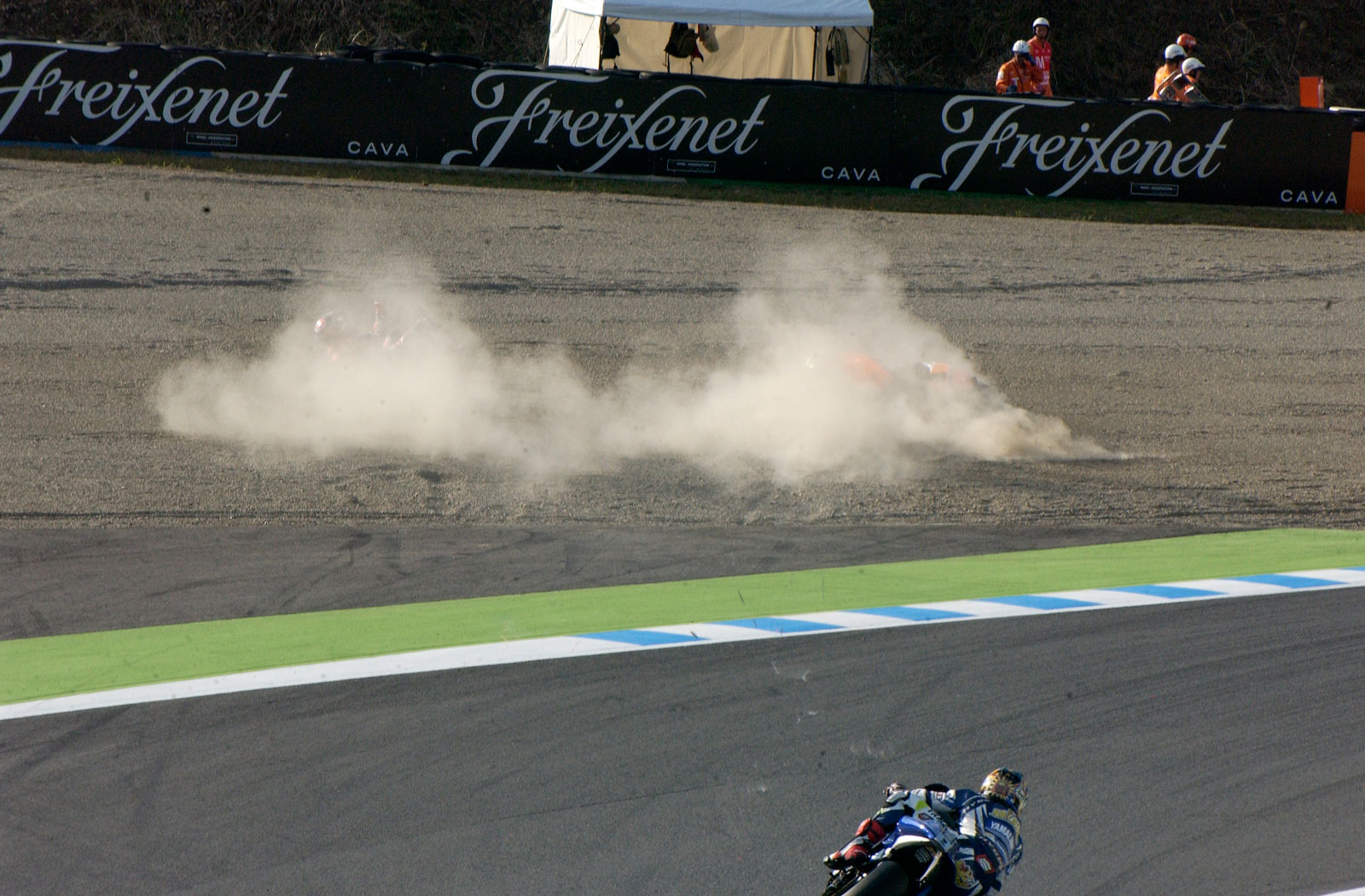 ２０１６年１０月１４日もてぎサーキットフリー走行でダニ・ペドロサハイサイドで転倒、右鎖骨を骨折